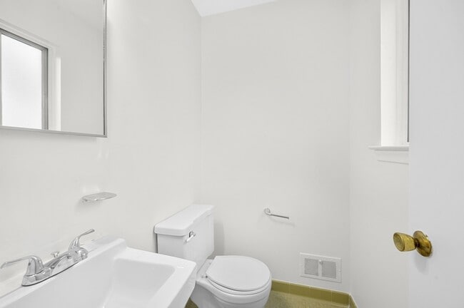 Building Photo - 38224 Hixford Pl