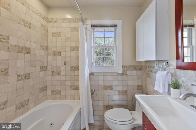 Building Photo - 2231 Otis St NE