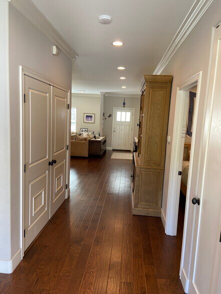 Building Photo - 4470 Stansbury Ave