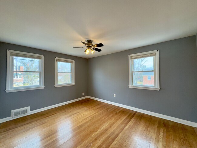 Building Photo - Spacious 4-Bedroom Townhome with Modern Am...