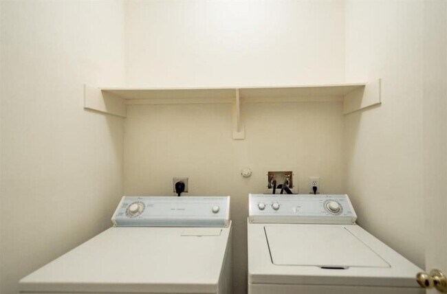 Building Photo - 15903 Timber Chase Dr