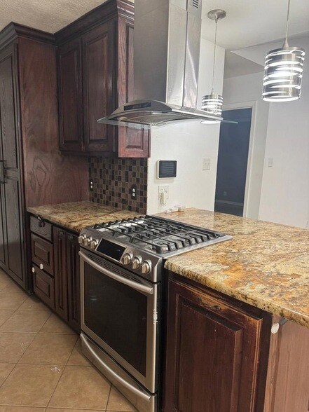 Building Photo - 403 Crenshaw Dr