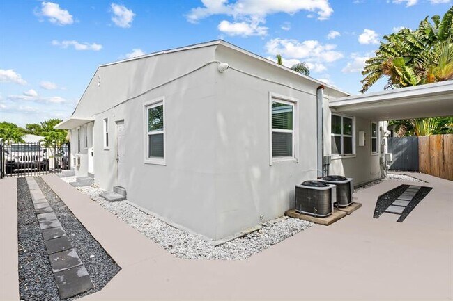 Building Photo - 1140 NE 15th Ave