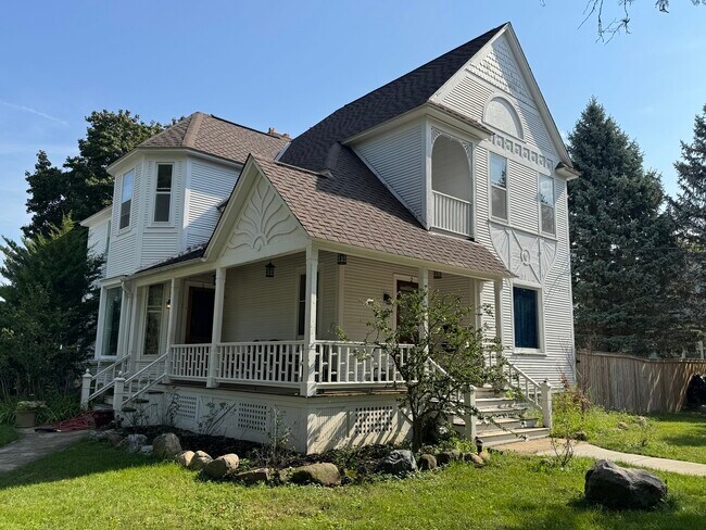 Building Photo - 502 E Washington St
