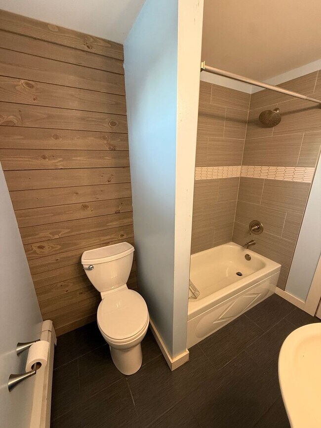 Building Photo - Dunbar Ave (121)