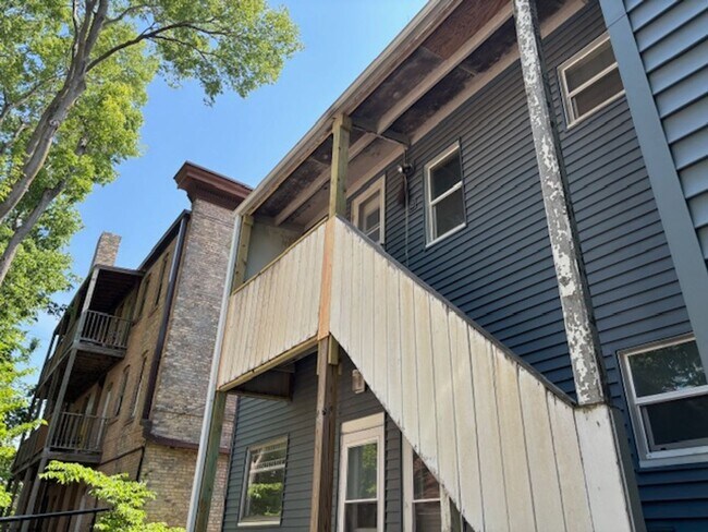 Building Photo - 2 BR/1 BA Apartment in a Great Minneapolis...