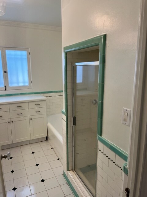 Full bath - 1232 S Point View St