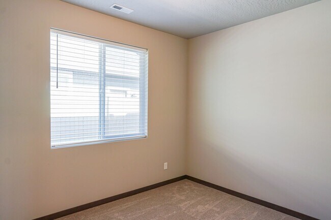 Building Photo - New to the market 3 bedroom 2 bath home.