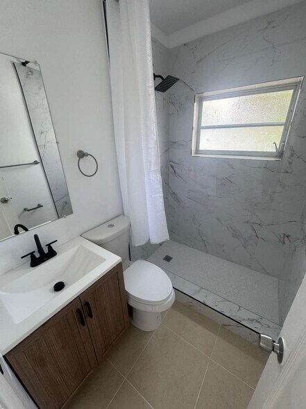 Building Photo - 35 W 61st St