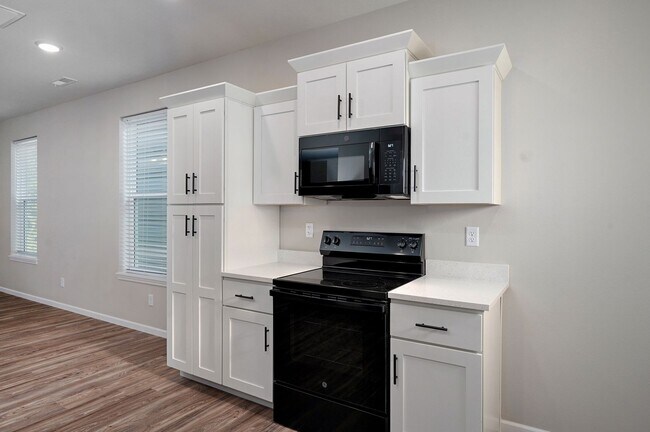 Building Photo - 315 S Florence Ave