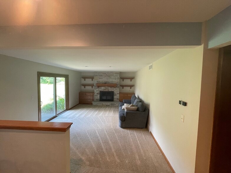 Family room - 9640 W Barnard Ave