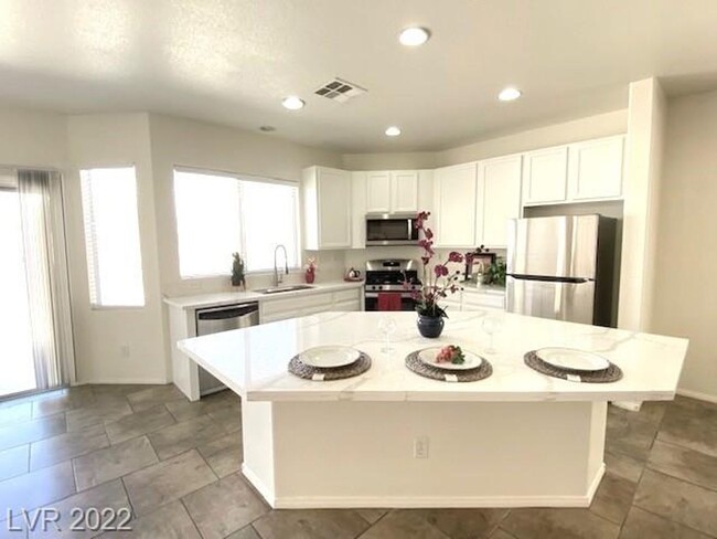 Building Photo - Available March 1, 2025. Gorgeous SW Las V...