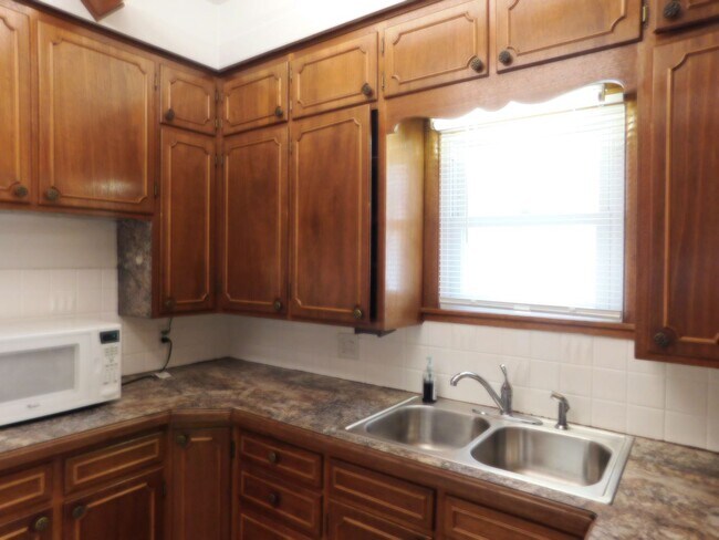 Building Photo - Spacious 3 bedroom/1 bath home in El Dorado!