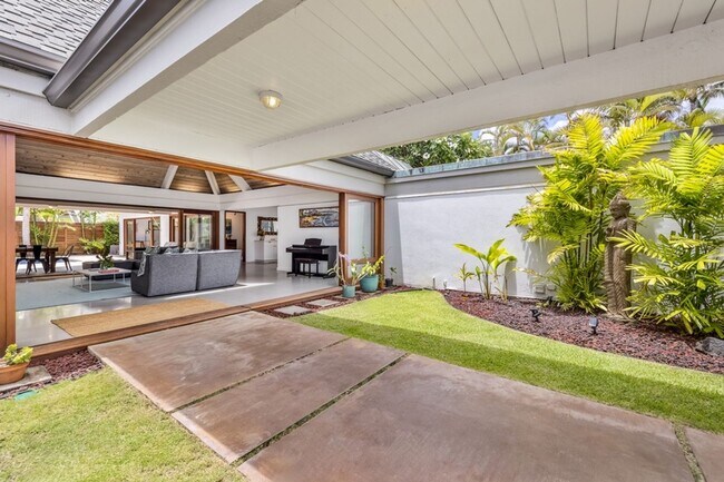 Building Photo - Elegant Home w/ Private Beach Access, Pool...