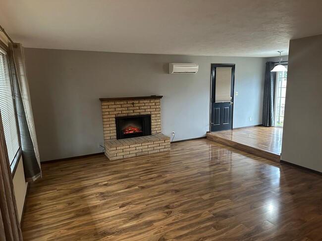 Building Photo - Freshly updated 2 bedroom 1 bathroom duple...