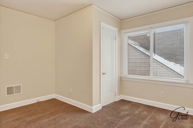 Building Photo - $1350 3 bedrooms