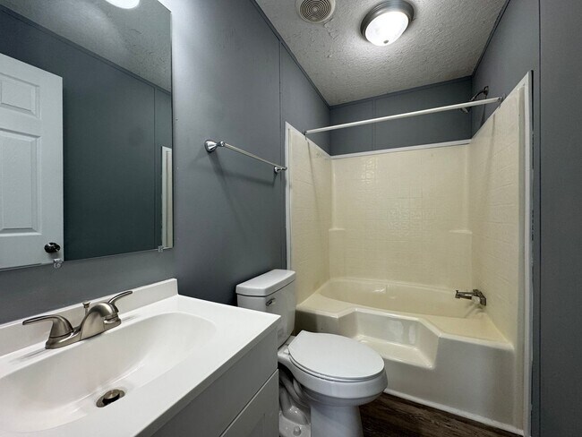 Building Photo - Loris - 3 Bedroom / 2 Bathroom Manufacture...
