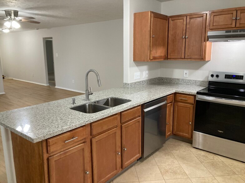 Kitchen - 16782 Fallen Timbers Dr