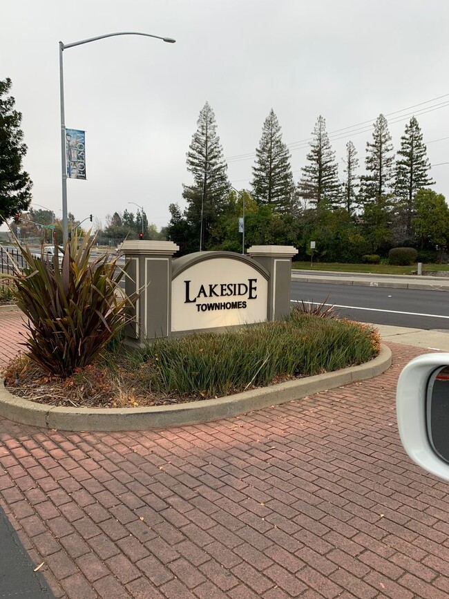 Building Photo - Cute 2 bedroom, 2.5 bath townhome in Folsom.