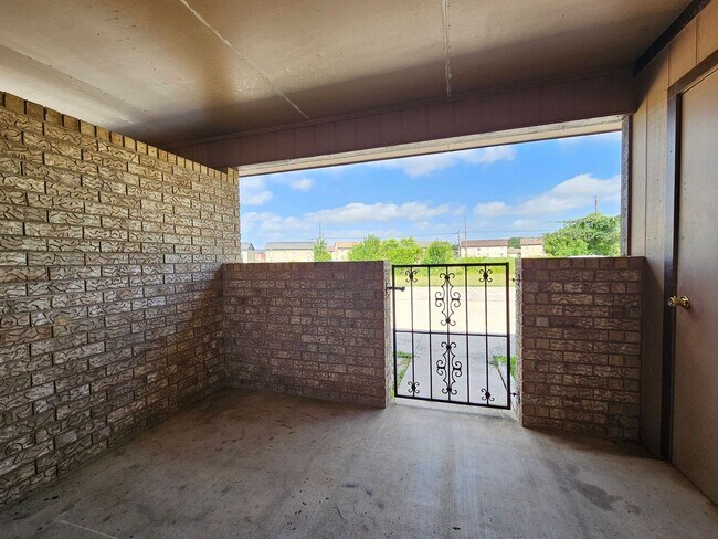 Building Photo - 1815 Cedarhill Dr