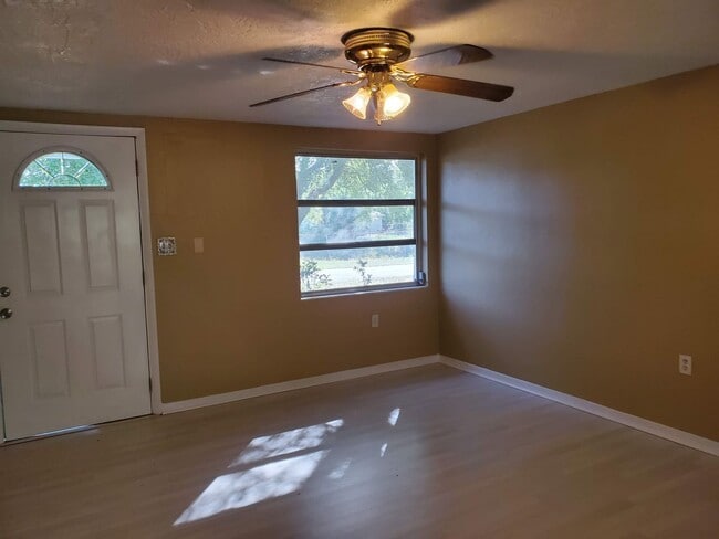 Building Photo - Nice 2/1 Home in Beverly Hills With Great ...