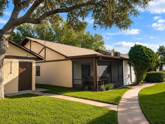 Building Photo - 4633 Vilabella Dr