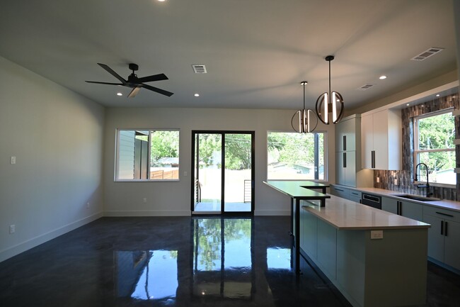 Building Photo - South Austin Oasis