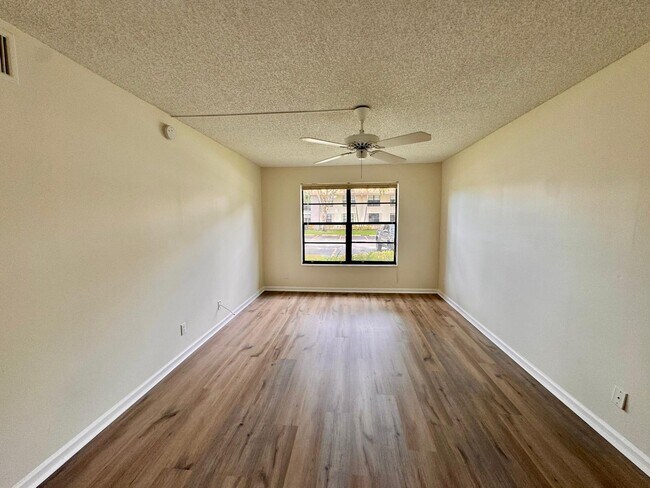 Building Photo - 9815 Pineapple Tree Dr