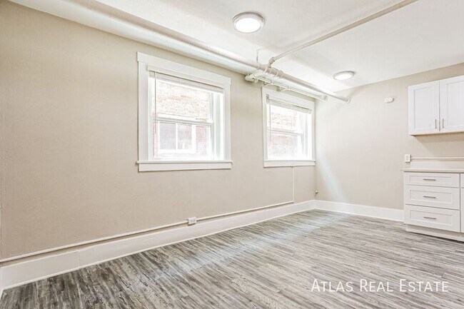 Building Photo - 970 N Pearl St
