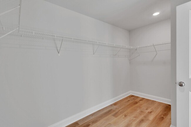 Building Photo - Beautiful 4BR 2.5BA Home w/ Full Appliance Kitchen • Garage Parking •