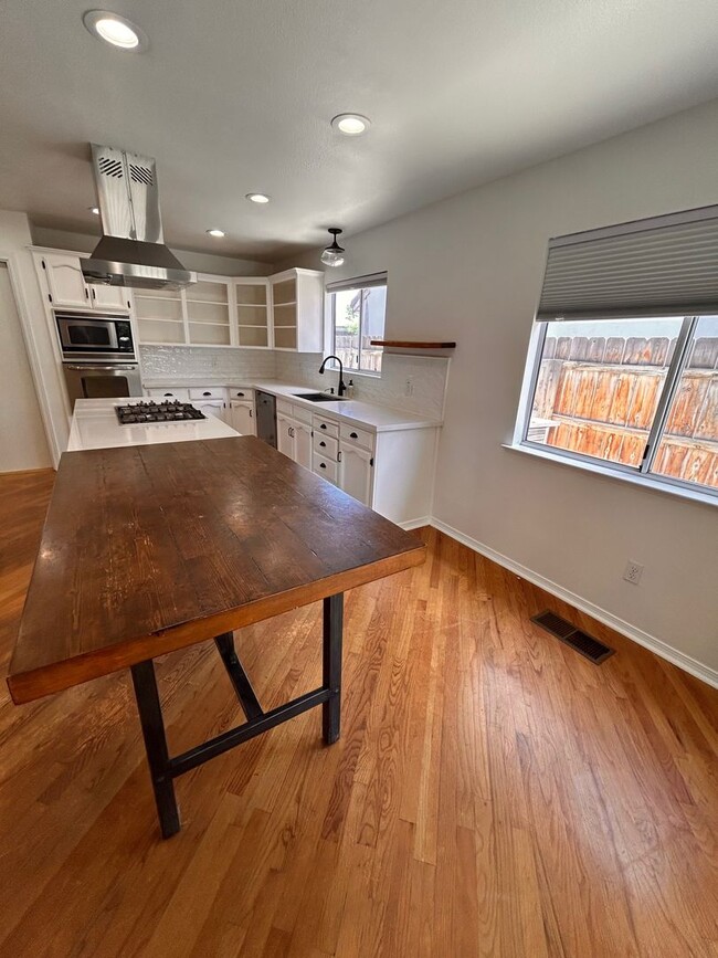 Building Photo - Beautiful home for rent in Visalia!
