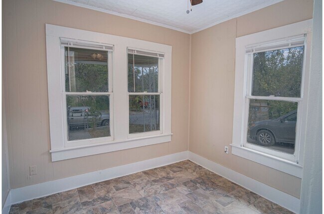 Building Photo - 3/1