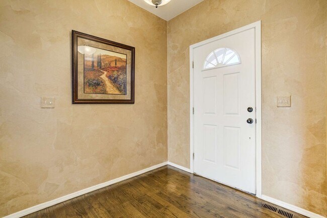 Building Photo - D20 5bdrm Home on Quiet Street in North Colorado Springs Area