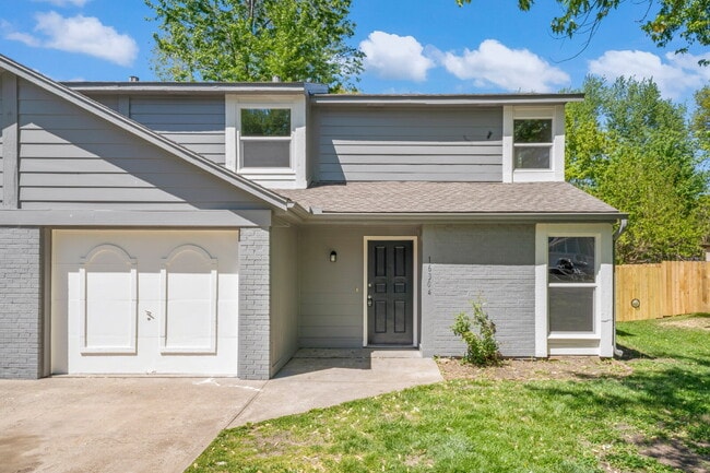 Building Photo - Spacious and updated townhome in Olathe!  1st month is Free!*