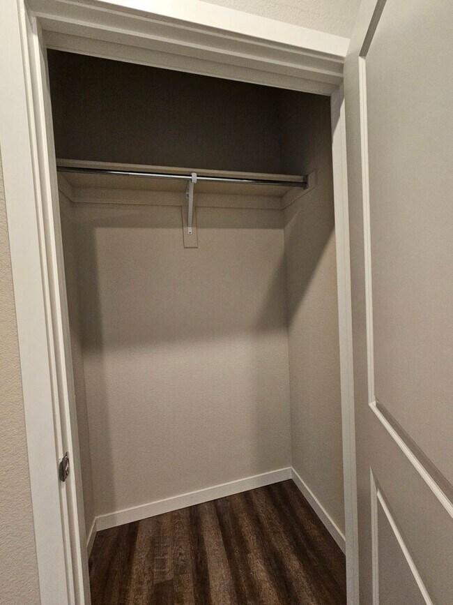 Building Photo - Gorgeous and Bright 2 Bed 2 Bath Large 3rd...
