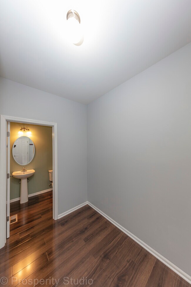 Building Photo - 5734 Oak Ridge Way