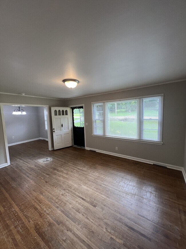 Building Photo - 206 Greenview Dr
