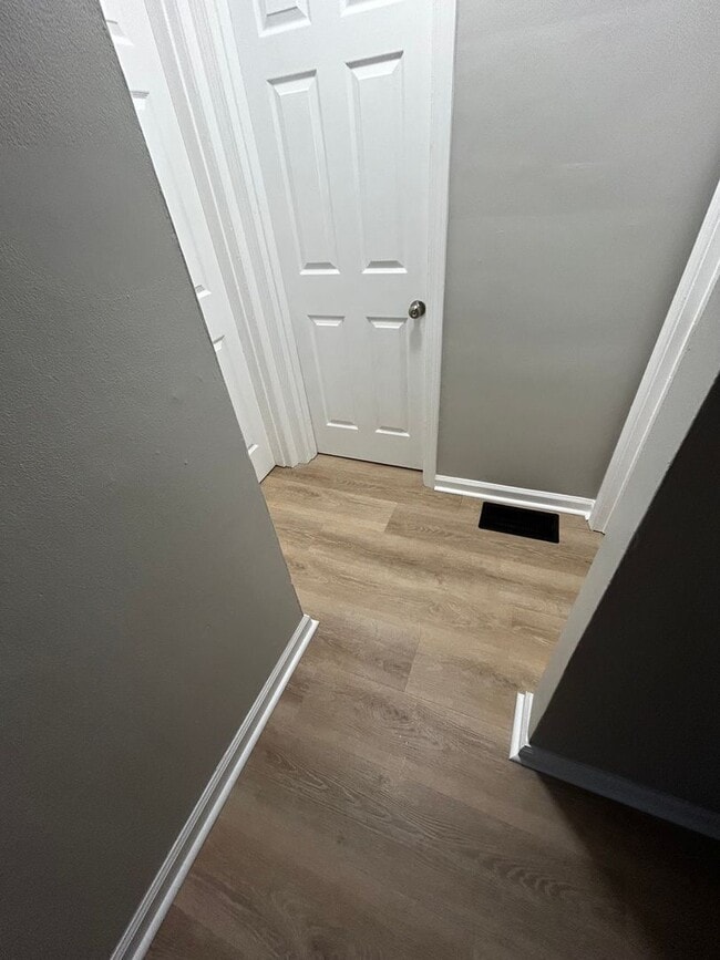 Building Photo - CUTE 2 BEDROOM HOUSE WITH LARGE BACKYARD IN HAMILTON! QUIET STREET