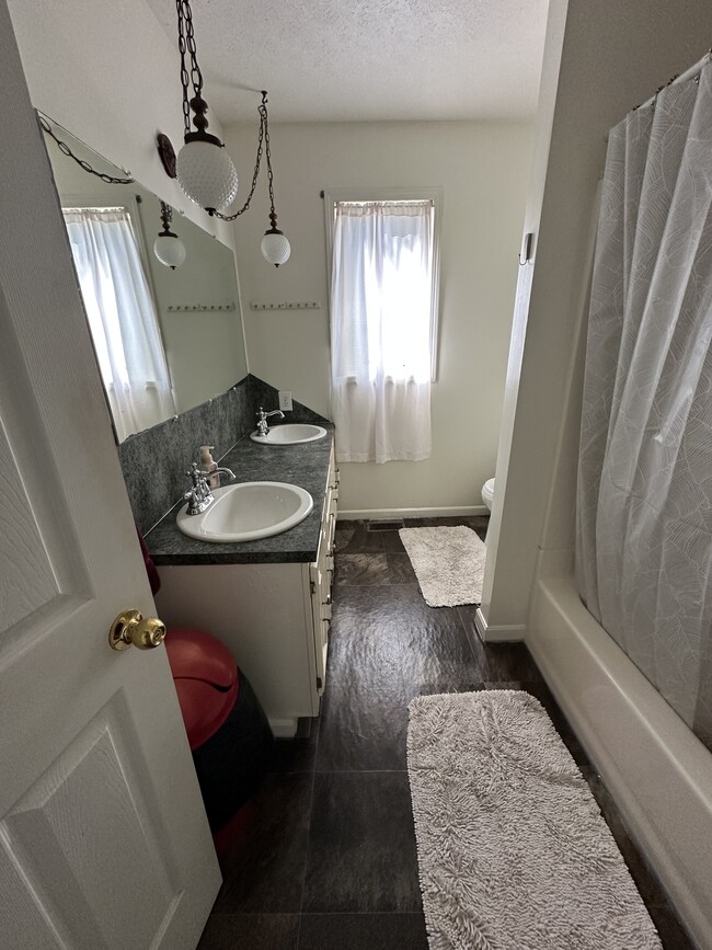 Building Photo - 962 W Main St