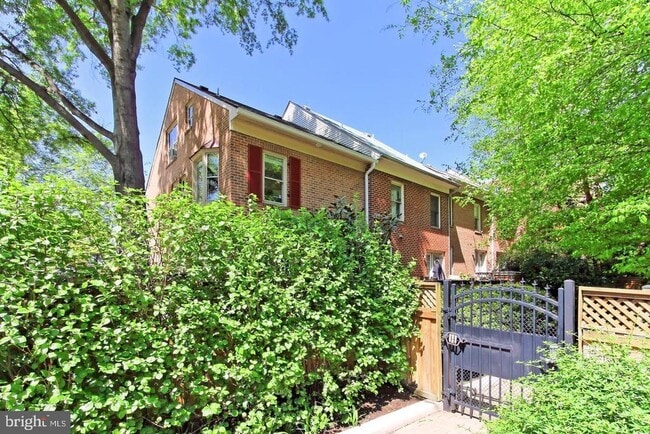 Building Photo - 1024 N Monroe St