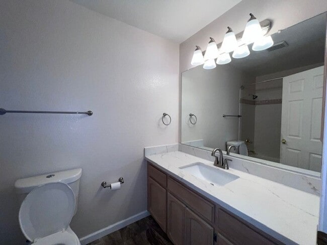 Building Photo - Beautifully maintained Elk Grove home with...