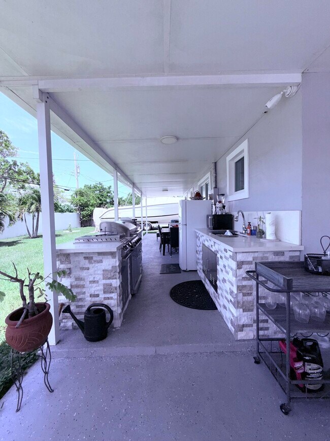 Building Photo - 9235 SW 41st St