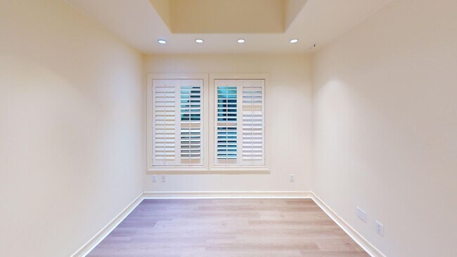 Building Photo - Spacious 4-bedroom 4.5 bath Home in a Gated Complex