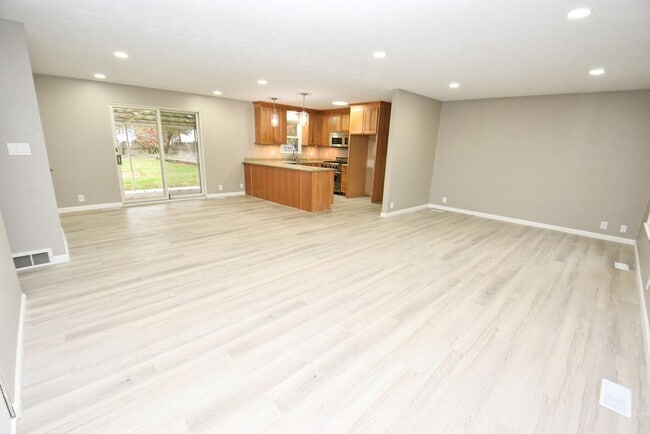 Building Photo - Inground swimming pool, Generac Generator, 3 bedroom 1.5 bath home in South Bend IN