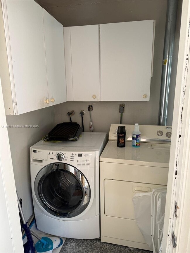 Building Photo - 611 SW 114th Ct