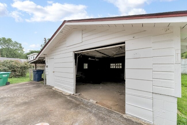 Building Photo - Hot Listing! Modern 3BR/2BA in Talladega –...