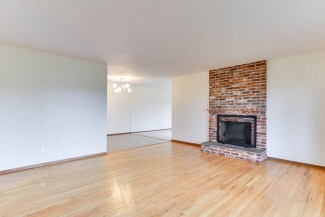 Building Photo - Terra Linda Home - 3 Bedrooms, 2 Baths, 1,...