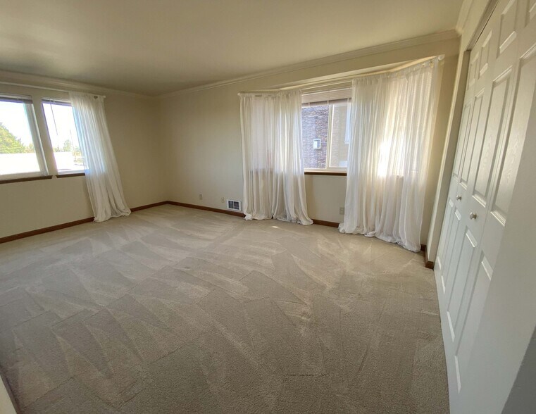 Large master bedroom, two big windows - 610 Glen St