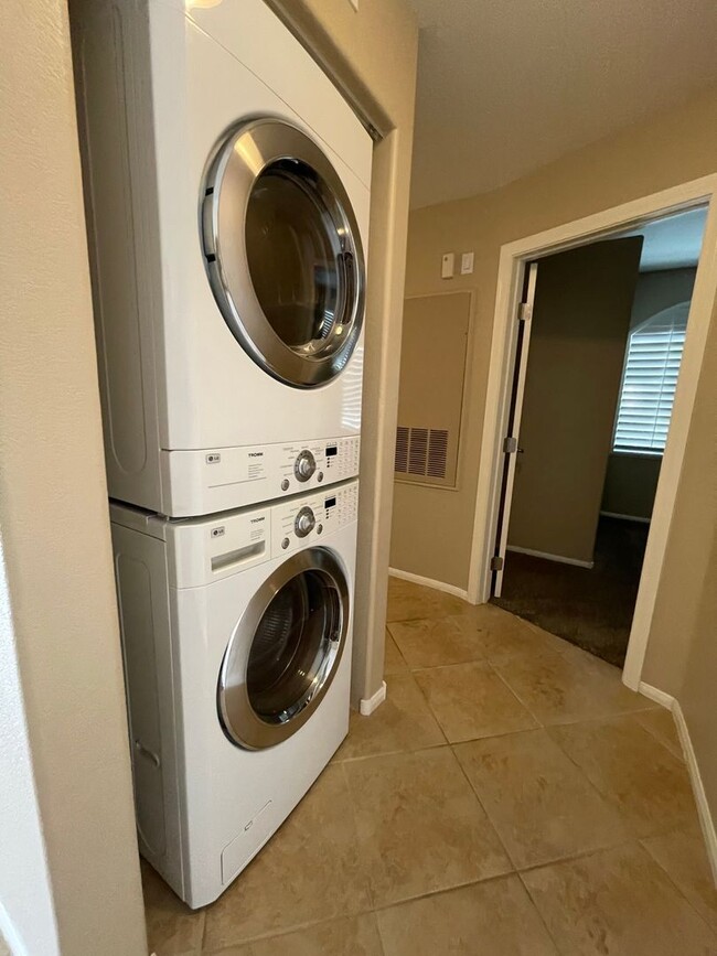 Building Photo - Mission Ridge Condos-Gorgeous 2nd Floor Un...