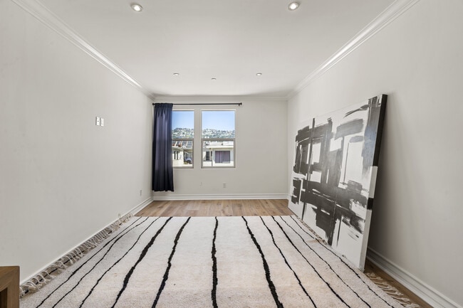 Building Photo - 122 N Clark Dr